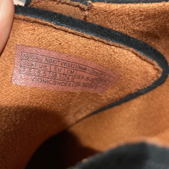 Vionic 7.5 Abigail women's  black tennis shoes with zippers weather resistant - Picture 5 of 13